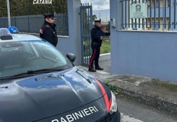 49nne arrestato dai Carabinieri per detenzione ai fini di spaccio di sostanze stupefacenti.