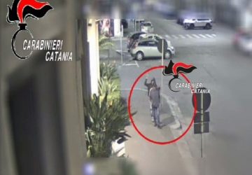 Aggredisce 82enne con calci e pugni: arrestato rapinatore VIDEO