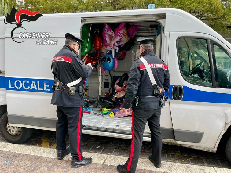 I Carabinieri contrastano i parcheggiatori e i venditori ambulanti abusivi