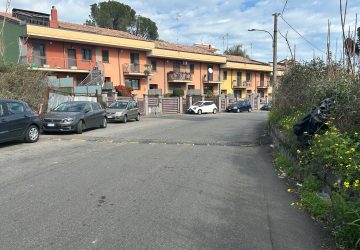 Giarre, i dossi di via delle Rose si trasformano in una commedia