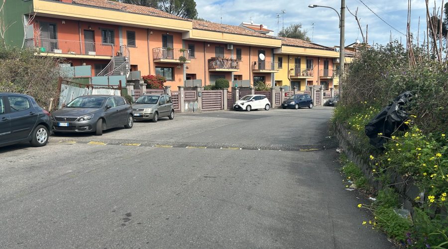 Giarre, i dossi di via delle Rose si trasformano in una commedia