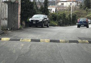 Giarre, dossi troppo alti e poco segnalati... e qualche auto perde i pezzi