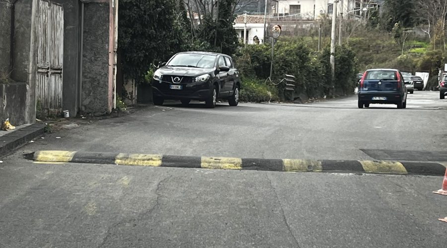 Giarre, dossi troppo alti e poco segnalati… e qualche auto perde i pezzi