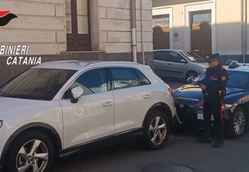 Giarre, beccati dai Carabinieri a bordo di un&rsquo;auto rubata: due denunciati per ricettazione