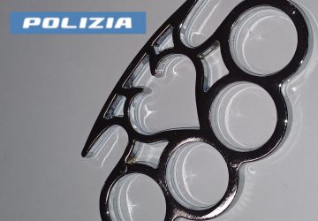 Gli trovano un tirapugni nel bagagliaio: deferito