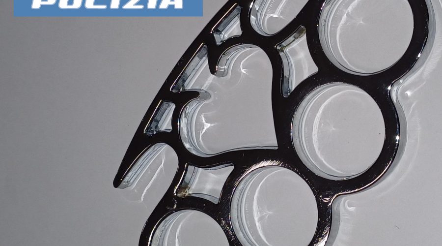 Gli trovano un tirapugni nel bagagliaio: deferito