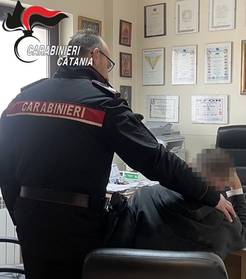 Bloccato mentre tenta di prendere le armi del padre per suicidarsi. Salvato dai Carabinieri.