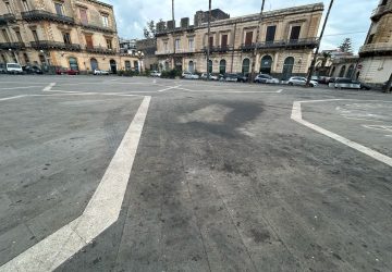 Giarre, piazza Duomo ridotta a "Suk" a cielo aperto