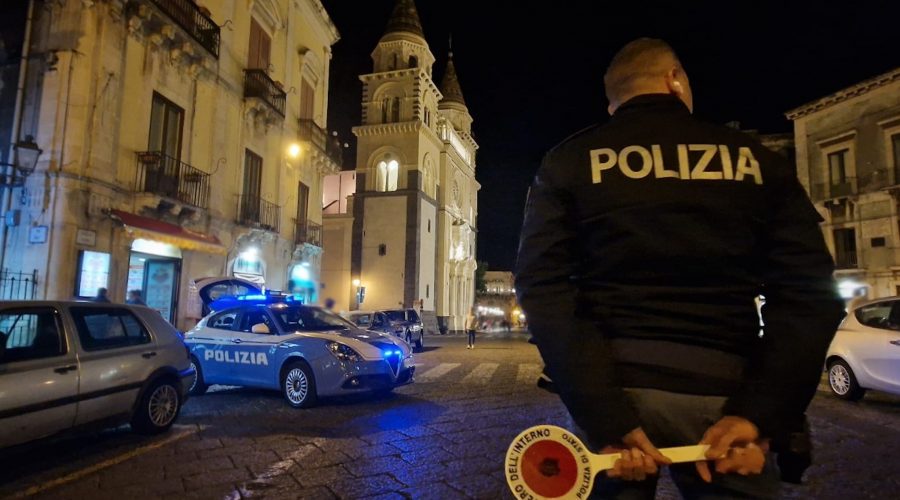 Acireale, maxi rissa in pieno centro a colpi di mazze e bastoni: 3 feriti. Indagini in corso VIDEO