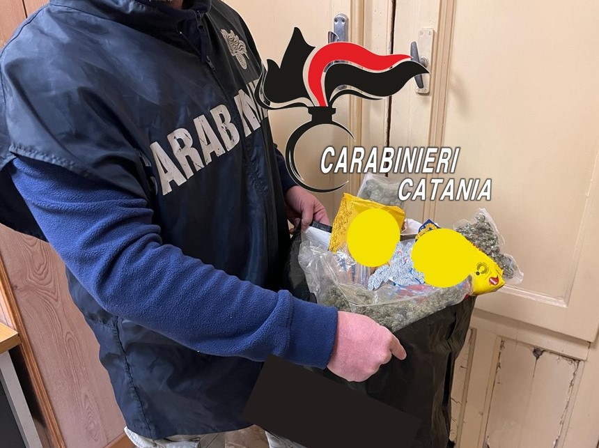 Giù per il “viale” a consegnare marijuana: arrestati dai Carabinieri due pusher