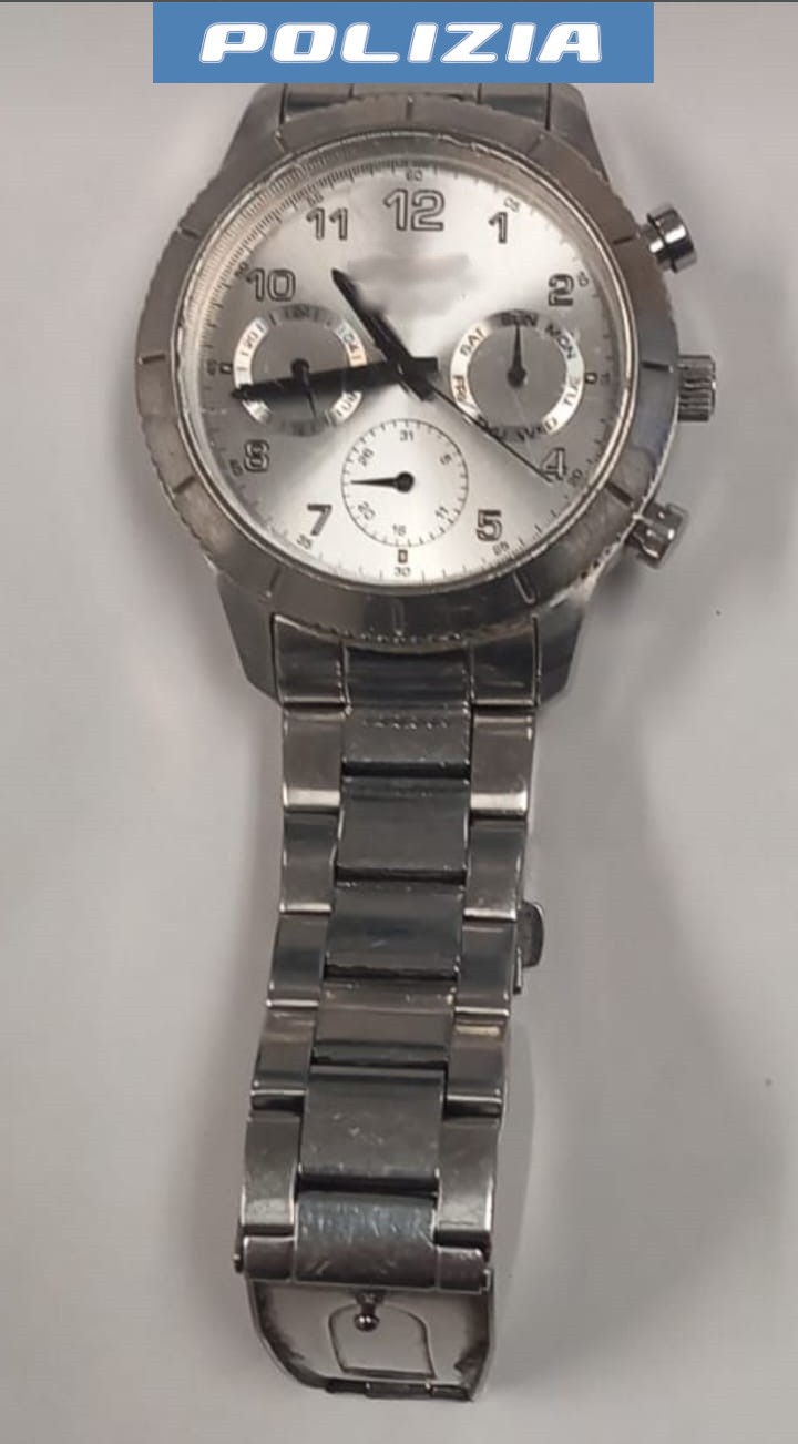 Rubano orologio ad una passeggera: due denunce