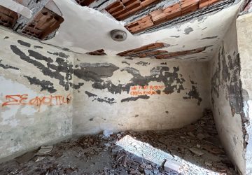 Macchia, benvenuti nel parco del degrado: servizi igienici inagibili e panchine arrugginite