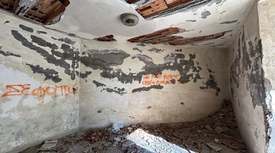 Macchia, benvenuti nel parco del degrado: servizi igienici inagibili e panchine arrugginite