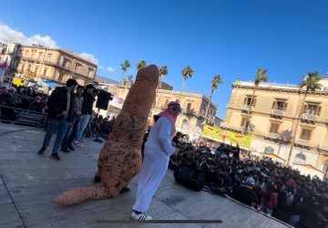 Giarre, il Carnevale in piazza Duomo. Il parroco Russo: "Da salotto a immondezzaio"