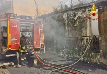 Divampa incendio in una casa rurale ad Aci Catena