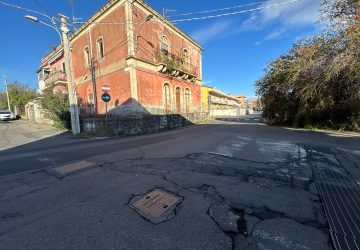 Giarre, scontro tra due auto. Una prende fuoco