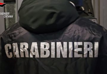 Nasconde la marijuana dietro le grate di una finestra: arrestato pensionato 75enne