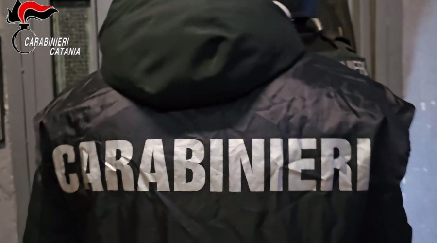 Nasconde la marijuana dietro le grate di una finestra: arrestato pensionato 75enne