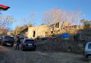 Linguaglossa e Piedimonte, perquisizioni dei Carabinieri: recuperate armi e munizioni. Denunciati in due