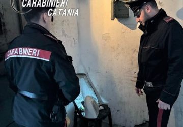 &ldquo;Pusher&rdquo; e &ldquo;vedetta&rdquo; arrestati dai Carabinieri mentre spacciavano nell&rsquo;atrio di un condominio