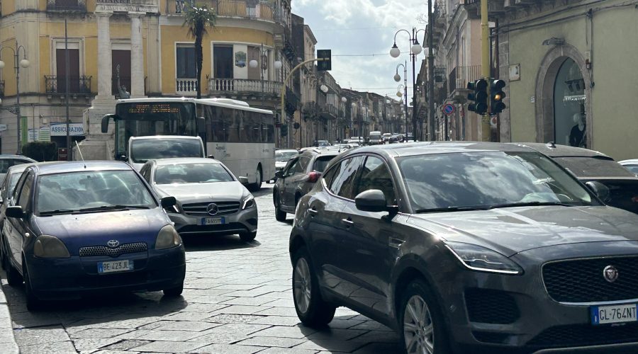 Giarre, irrisolte le criticità di piazza Alessi. A vincere è l’anarchia urbana