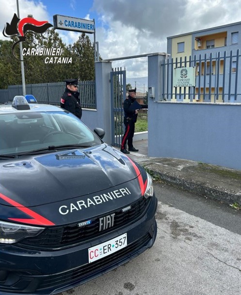 Maltrattamenti in famiglia ed estorsione, fermato un 18enne
