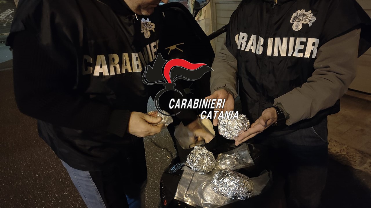 Consegna oltre 1 kg di droga in sella al motorino: pusher arrestato dai Carabinieri VD