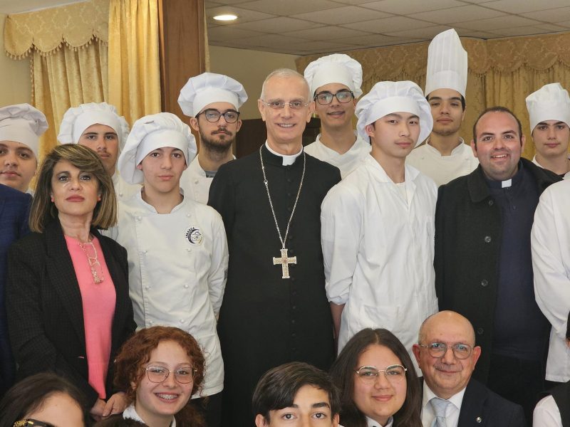 Al Falcone di Giarre, pranzo di Pasqua con il Vescovo all’insegna della formazione e del dialogo
