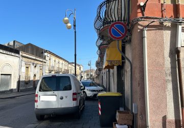 Giarre, marciapiedi occupati dalle auto in via Callipoli alta. Abitudini croniche