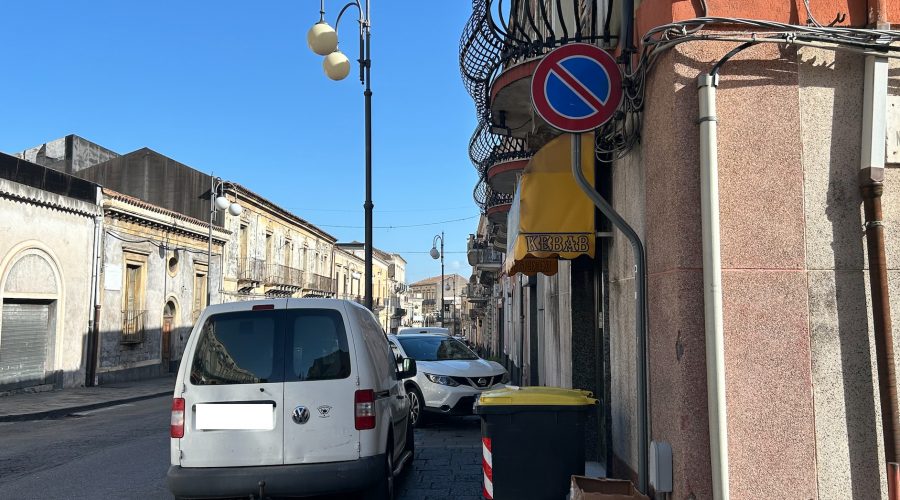 Giarre, marciapiedi occupati dalle auto in via Callipoli alta. Abitudini croniche