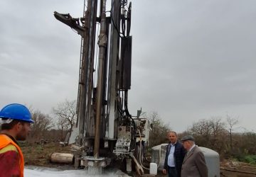 Trivelle in azione per scavare il terzo pozzo Musa