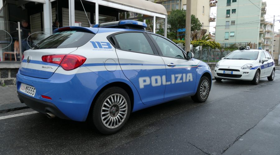 Acireale, chiusa dalla Polizia attività commerciale per la somministrazione di alimenti