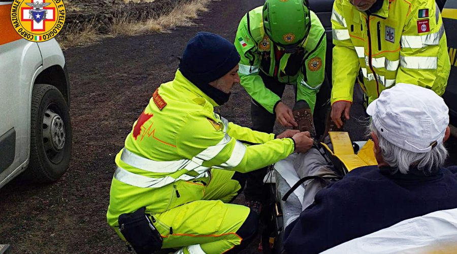 Etna, soccorso escursionista scivolato su una lastra di ghiaccio