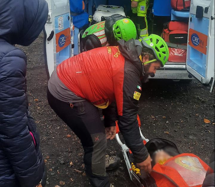 Etna, soccorso un ragazzino infortunatosi nella zona del Rifugio Monte Manfrè