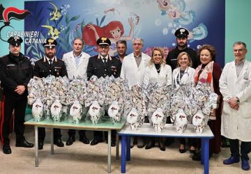 Solidarietà, Carabinieri donano ai piccoli ricoverati uova di cioccolato