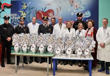 Solidariet&agrave;, Carabinieri donano ai piccoli ricoverati uova di cioccolato