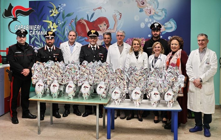 Solidarietà, Carabinieri donano ai piccoli ricoverati uova di cioccolato