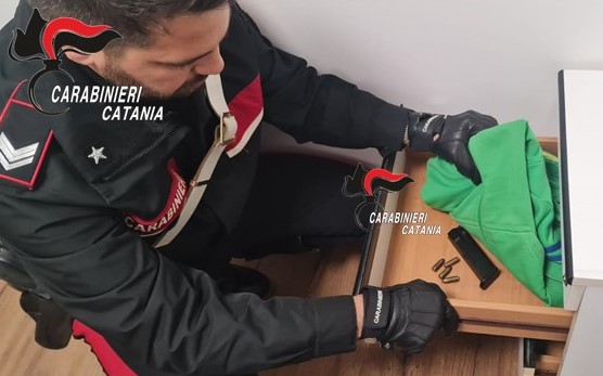 Teneva in casa un caricatore e dei proiettili: denunciato dai Carabinieri