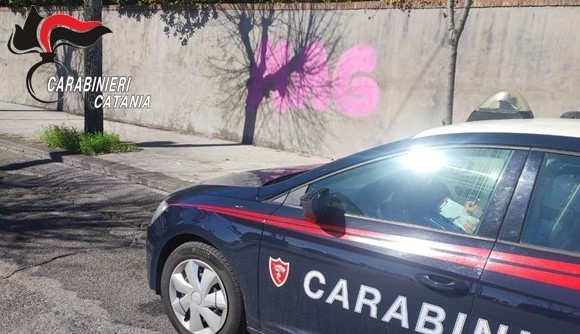 Sorpresi ad imbrattare le mura della Villa Belvedere di Acireale. Denunciati