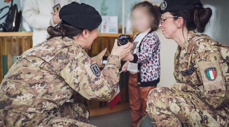 Solidarietà ai bimbi oncologici di Catania, i militari regalano un sorriso