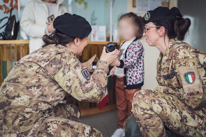 Solidarietà ai bimbi oncologici di Catania, i militari regalano un sorriso