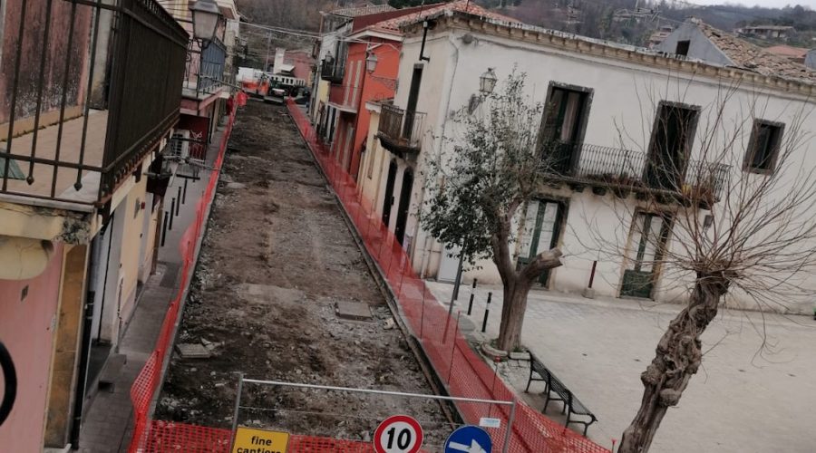 I LAVORI IN VIA UMBERTO I A PUNTALAZZO