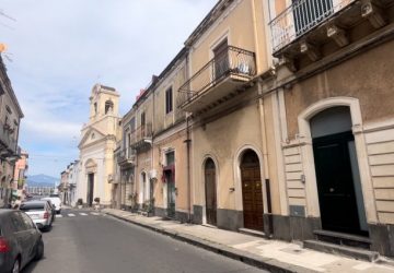 Riposto, si infiamma la saga della "cuddura" al Carmine. Le due verit&agrave; del parroco e del sindaco VD