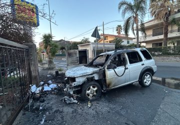 Giarre, a fuoco un fuoristrada. Danni al quadro elettrico di un market