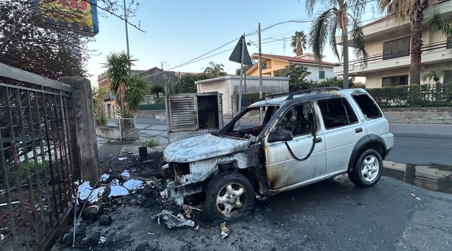 Giarre, a fuoco un fuoristrada. Danni al quadro elettrico di un market
