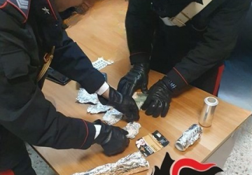 Beccato in casa dai Carabinieri con mercanzia e listino prezzi: arrestato