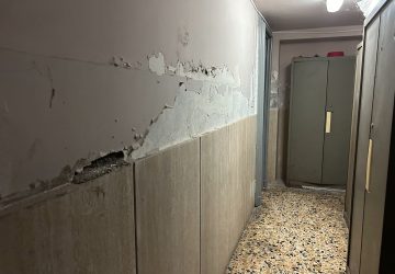 Giarre, il palazzo municipale di via Callipoli cade a pezzi. Carenza di accessibilit&agrave; per i disabili