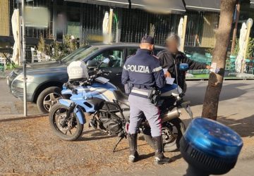 Controlli della Polizia sui parcheggiatori abusivi