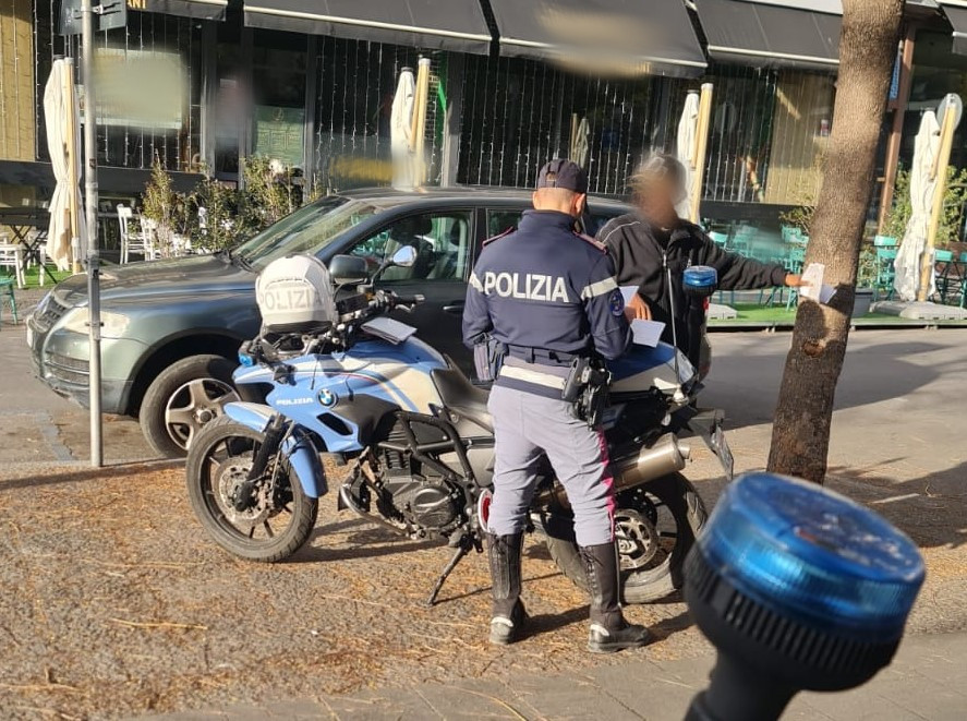 Controlli della Polizia sui parcheggiatori abusivi