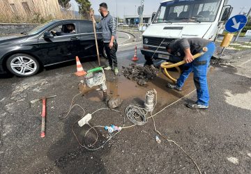 Giarre, 4 giorni di sprechi prima di incaricare una ditta e risolvere una grossa perdita a Trepunti